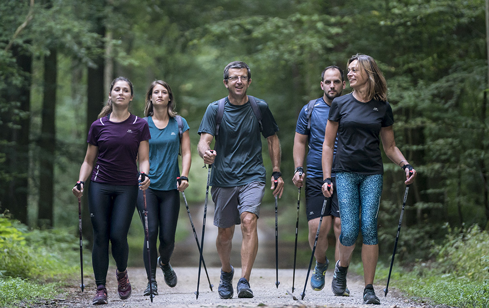 La marche nordique, un sport tonique